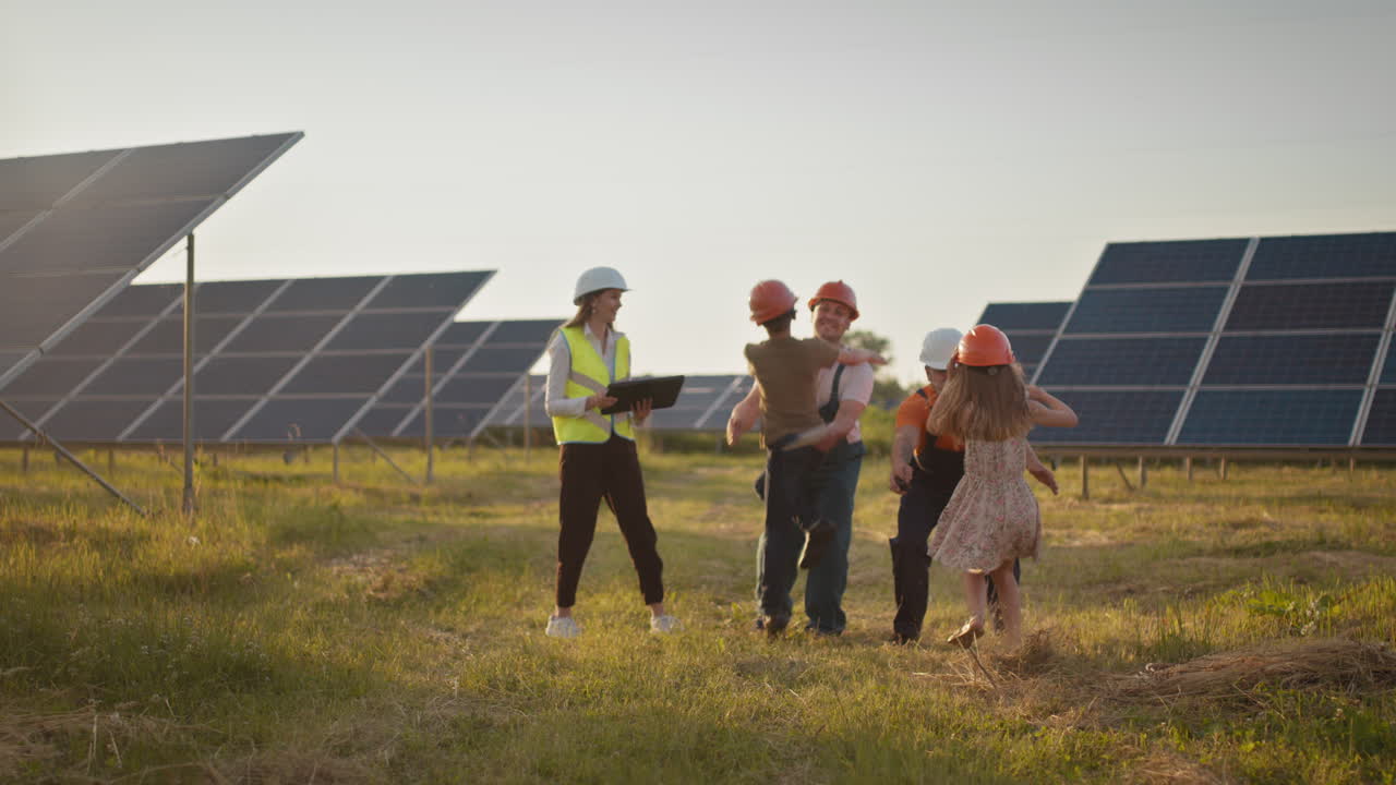 태양광 패널 농장 건설 팀이 프로젝트 완료를 축하하고 있습니다.