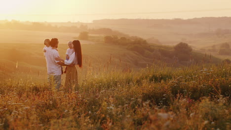 Eine-Junge-Familie-Mit-Zwei-Kleinen-Kindern-Trifft-Auf-Einen-Sonnenuntergang