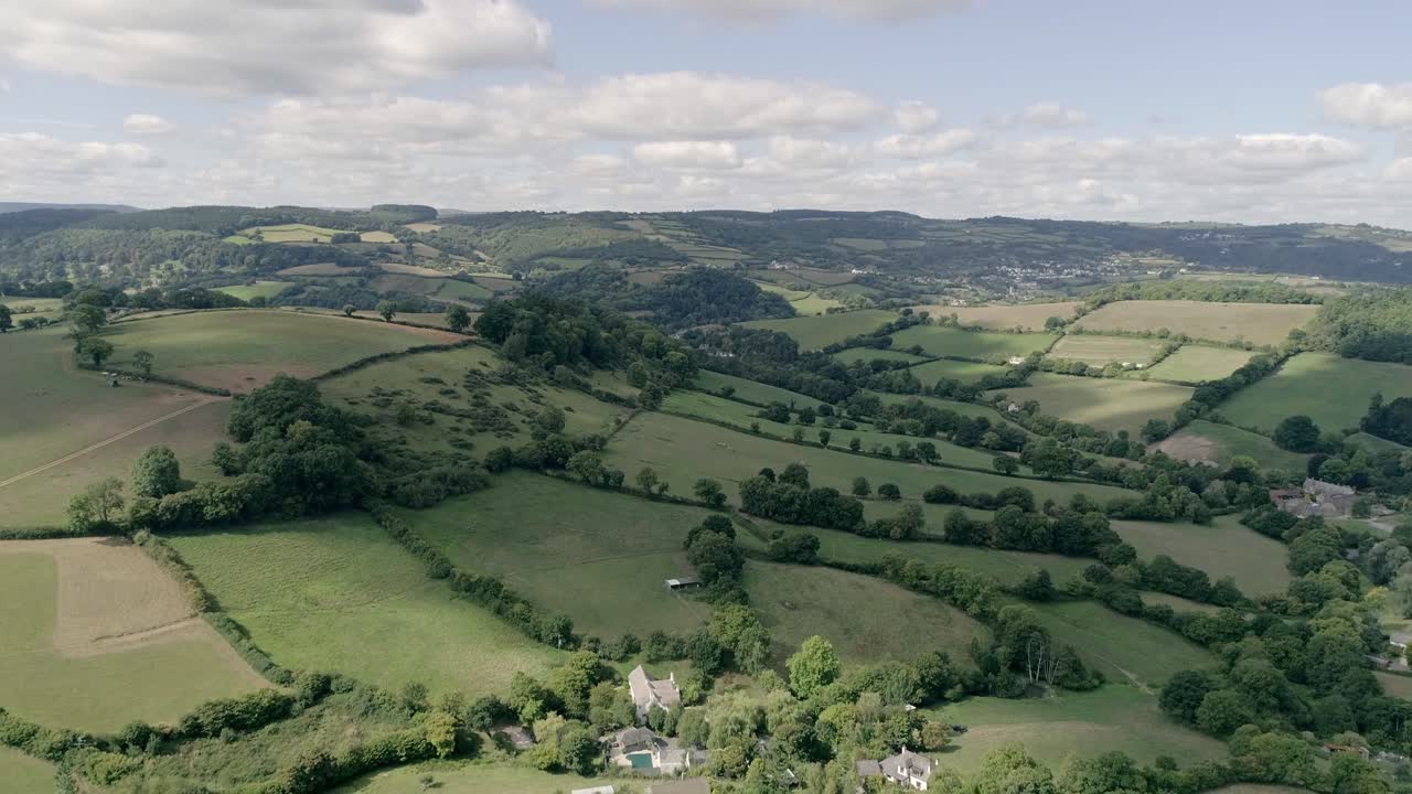 sobrevuelo aéreo de las hectáreas de campo y colinas que rodean embercombe en el borde de dartmoor, reino unido