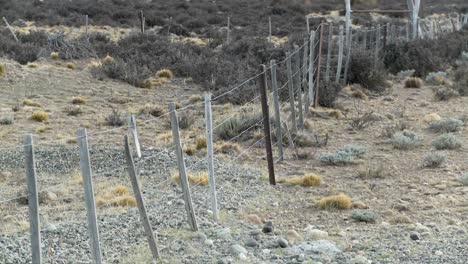 una valla solitaria en las llanuras azotadas por el viento de la patagonia 2