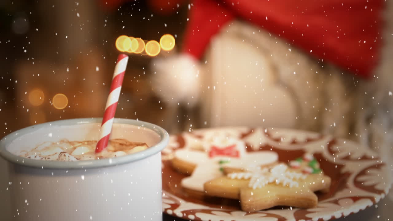 책상 위에 크리스마스 음식 위에 눈이 떨어지는 비디오 작곡