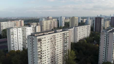 Apartamentos-En-La-Urbanización-Marymont-Ruda-En-Varsovia,-Bloque-De-Pisos-Del-Comunismo-En-Polonia