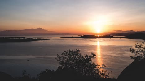 Sonnenaufgang-über-Der-Insel-Lombok,-Zeitraffer.-Wunderschönes-Indonesien