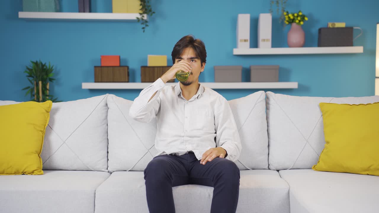 건강한 삶을 위해 물을 마시는 사람.