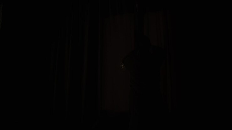 frau öffnet vorhänge an fenster 1