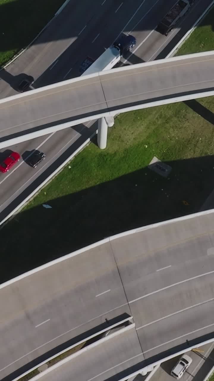 Panoramica di autostrade e strade nel centro di Dallas, Texas