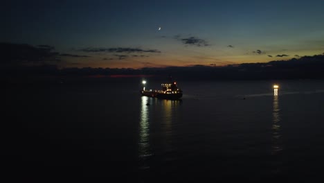 petrolero en la noche, ascendiendo el barco acercándose al anochecer