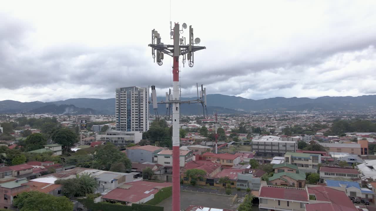 toma aérea orbitando una torre celular en la ciudad de san jose, costa rica