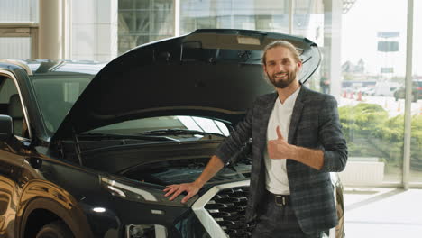 un vendedor de coches feliz en una sala de exhibición