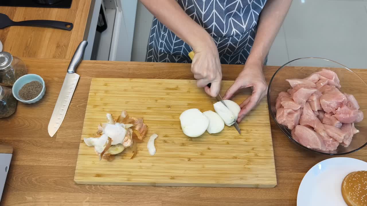 preparar pollo y cebolla para cocinar