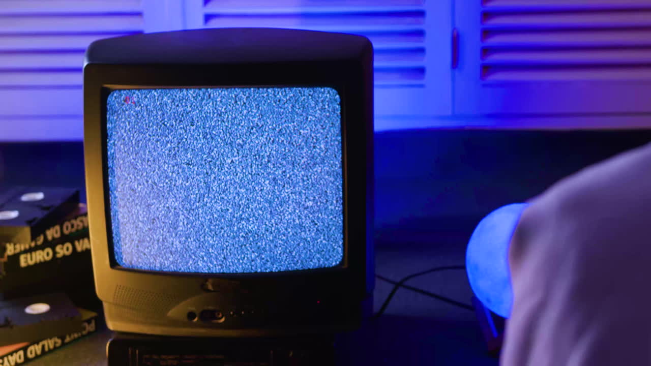 바닥에 있는 텔레비전