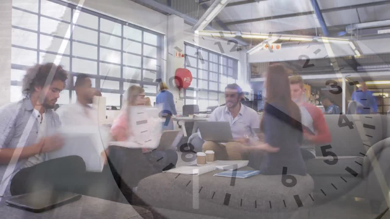 Timelapse av människor på ett kontor och en livlig gata