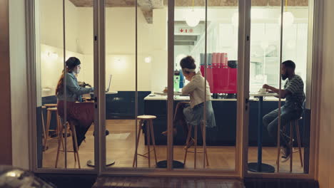 gente en la cafetería por la noche para trabajar