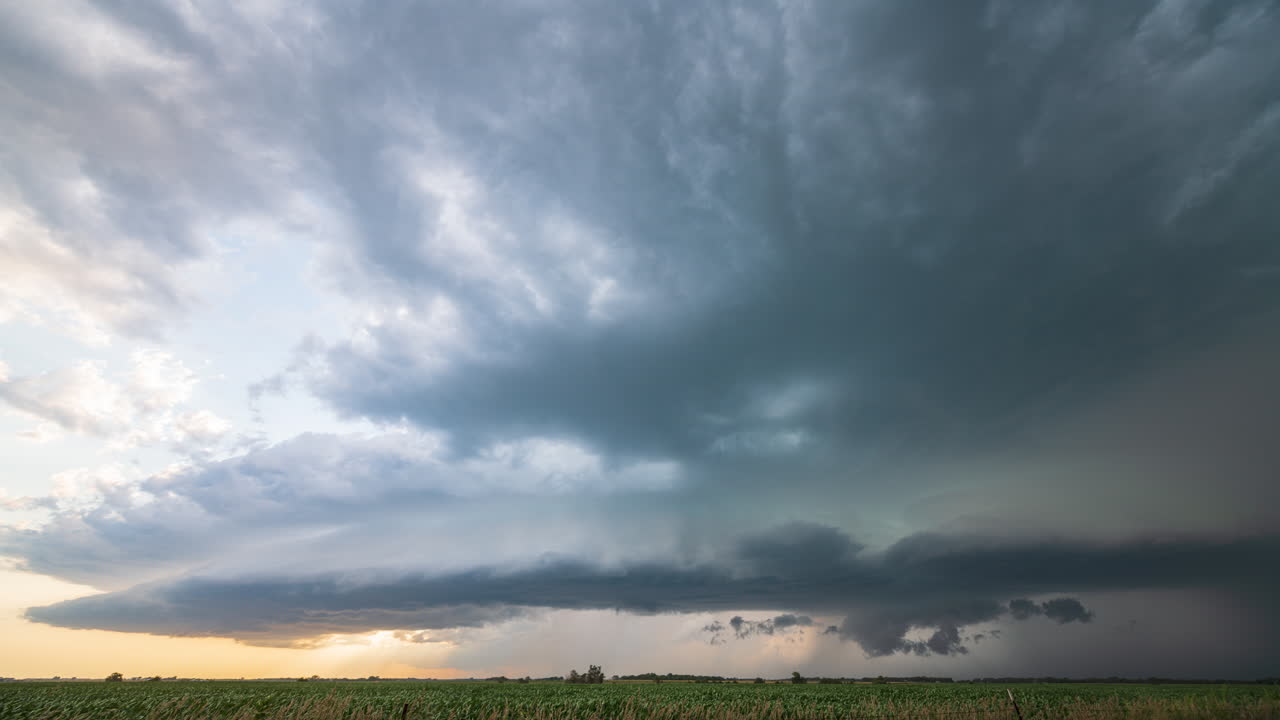 놀라운 슈퍼셀은 사우스 다코타의 시골 언덕에 거대한 우박을 떨어뜨립니다.
