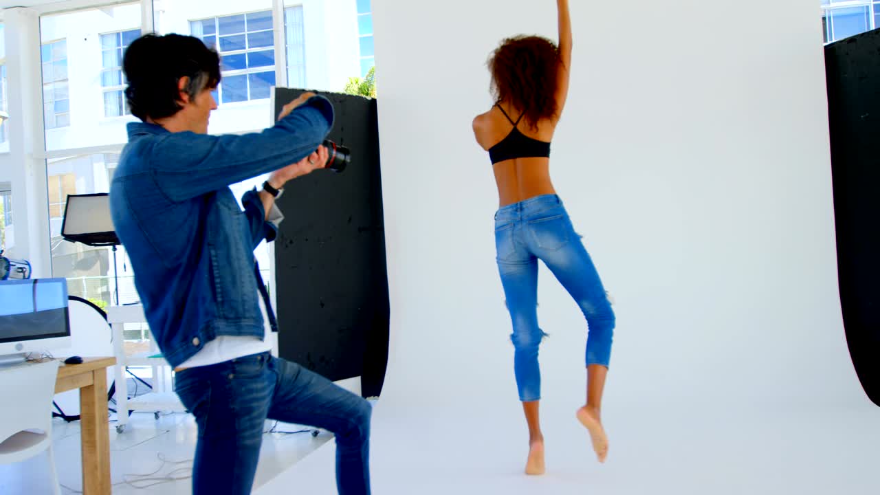 modelo posando para una sesión de fotos en el estudio 4k