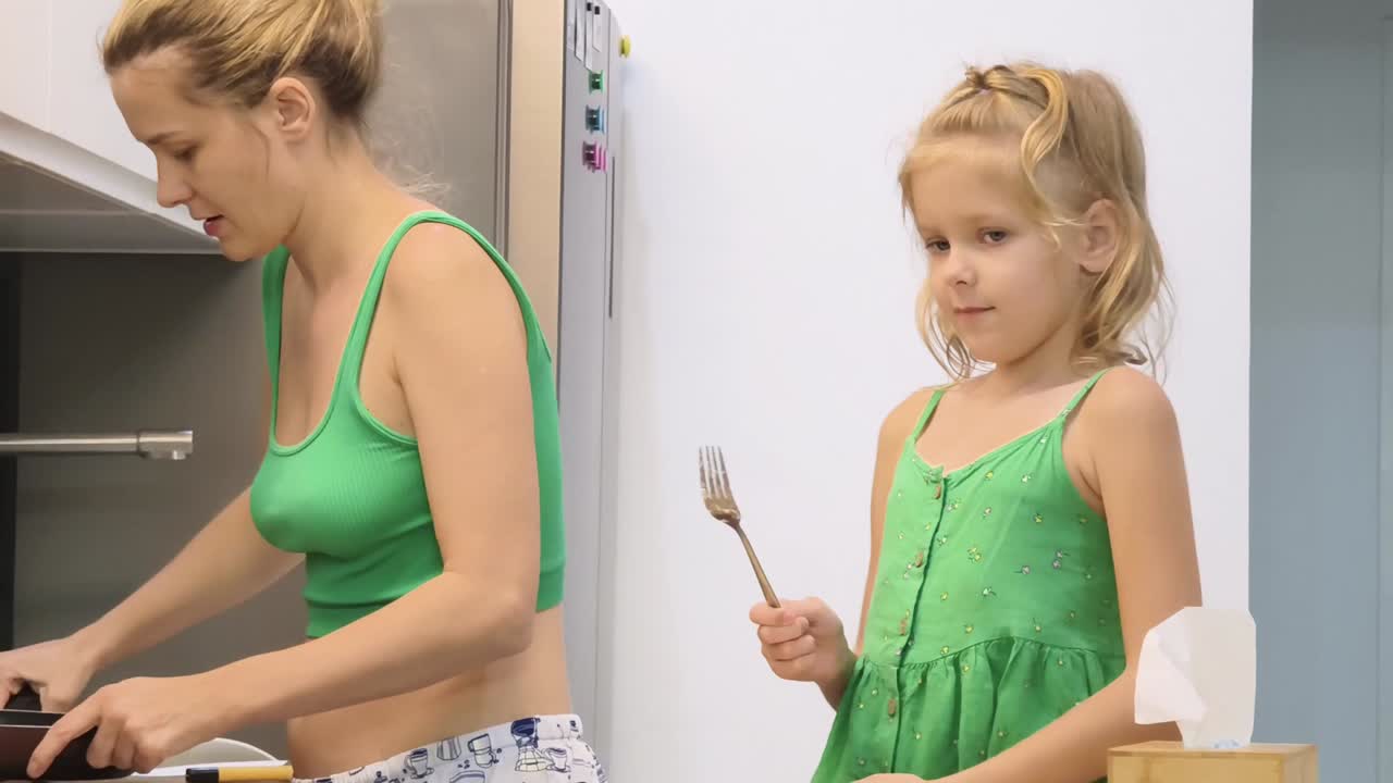 어머니 와 딸 이 함께 요리 하고 있다