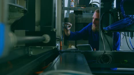 Ingeniero-Robótico-Revisando-La-Caja-De-Control-En-El-Almacén-4k