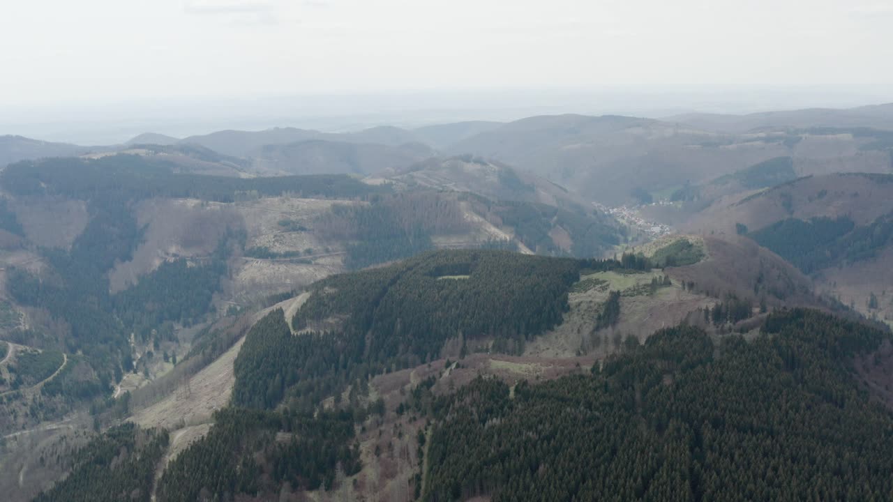 Vistas aéreas con dron del Parque Nacional del Harz en el centro de Alemania.