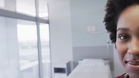 Halbporträt-Einer-Glücklichen-Afroamerikanischen-Ärztin-Im-Krankenhauszimmer-Mit-Kopierraum,-Zeitlupe