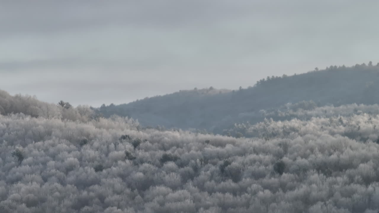 vista aérea de las colinas congeladas en el norte del estado de nueva york, tomada en una mañana de invierno en 4k.
