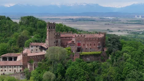 slow-moving-turn-around-Castello-di-Camino,-Alessandria,-Piedmont-area-in-Italy