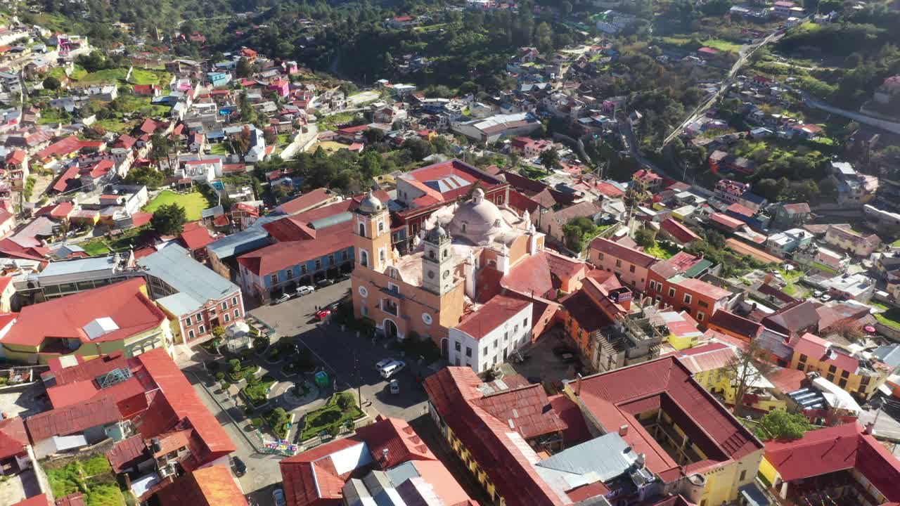 fotografía aérea de una iglesia de una pequeña ciudad