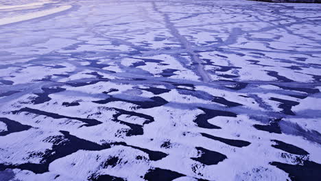 El-Punto-De-Vista-De-Un-Dron-Que-Explora-El-Intrincado-Mundo-De-Gigantescos-Témpanos-De-Hielo-En-El-Agua.