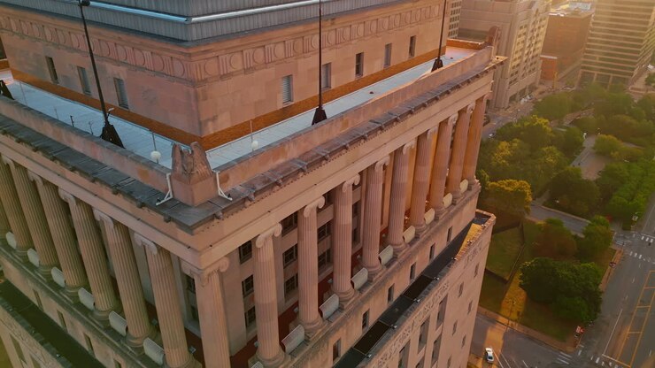 Saint Louis EUA, 14 de agosto de 2025: Belo estilo arquitetônico do Civil Courts Building. Filmagem de drone perto do topo em pirâmide do edifício. St. Louis, Missouri, EUA