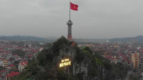 Toma-Inclinada-De-Una-Gran-Bandera-Vietnamita-En-La-Ciudad-De-Lang-Son,-Aérea