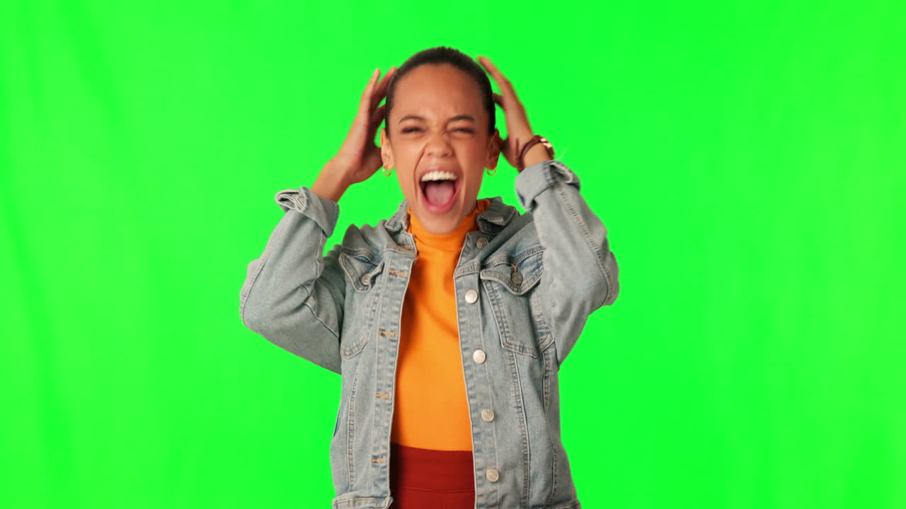 Wow, festeggiare e volto di una donna su sfondo verde