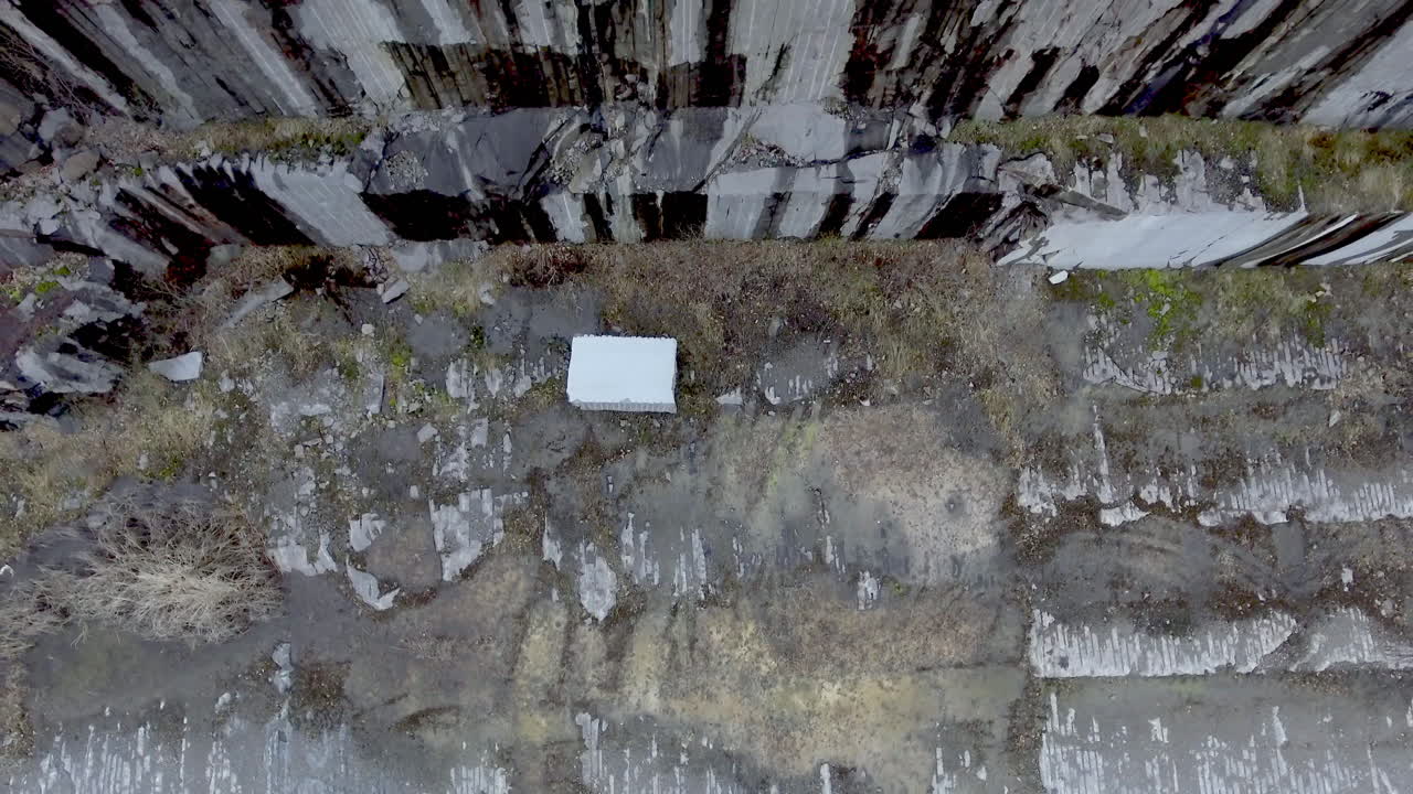 alejamiento lento en paredes de cantera de granito