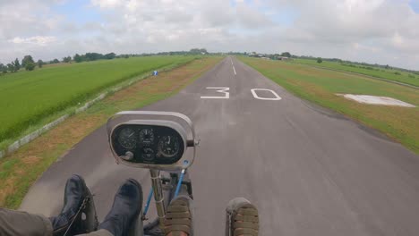 pov de aterrizaje de un avión ultraligero en la pista