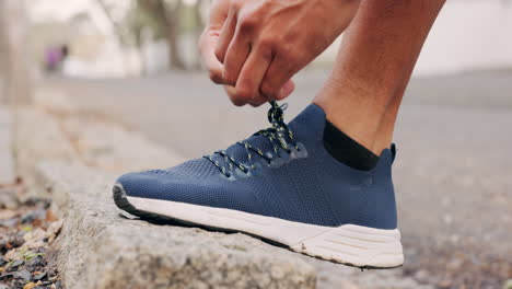 hombre atar el encaje de sus zapatos para empezar a correr