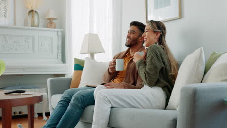 Relajarse,-Tomar-Un-Café-Y-Ver-La-Televisión-Con-Una-Pareja-En-El-Sofá