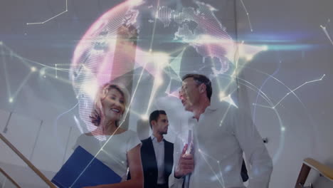 animación de la red de conexiones y globo sobre diversos colegas caminando en la oficina