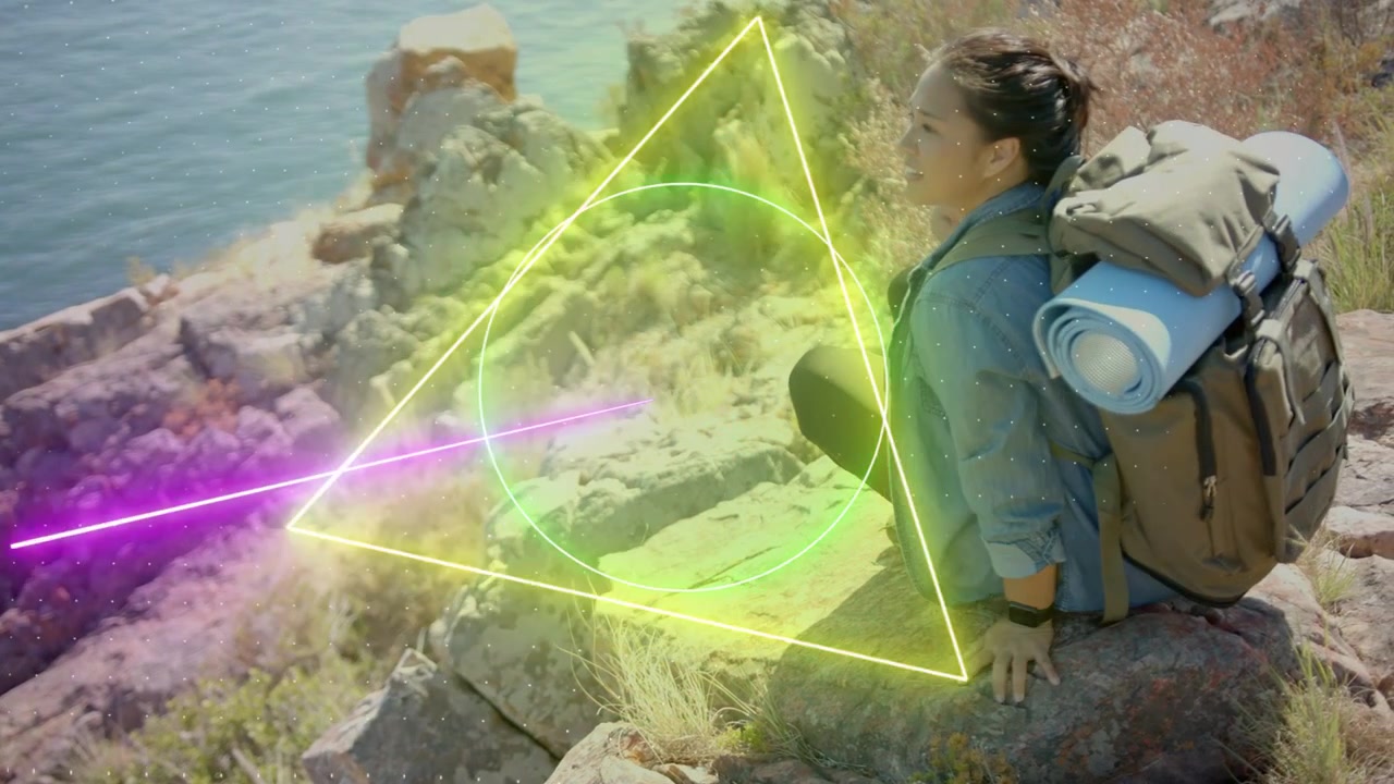 Escursionista donna che arriva a una scogliera panoramica e si siede per riposare, mentre un'animazione al neon si sovrappone al mare.