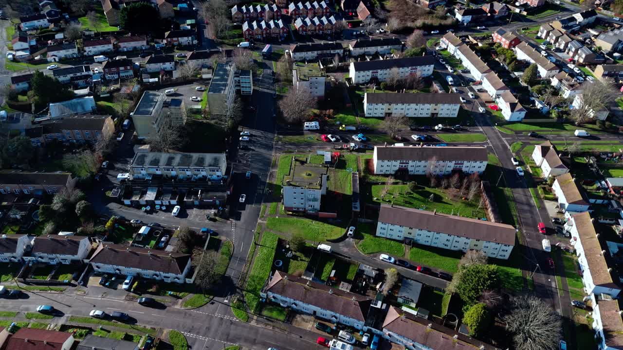 Luftaufnahme einer Landschaft mit einer Drohne über Sholing, einer Region in Southampton, England. Eine wunderschöne Vorstadt mit roten Häusern, Gärten, stark befahrenen Straßen mit Verkehr und Autos während eines wunderschönen Wintersonnenuntergangs