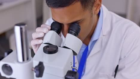 hombre, ciencia médica y un microscopio