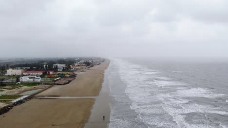 Vista-Aérea-De-La-Playa-De-Mandarmani-En-Un-Clima-Nublado-Durante-El-Ciclón