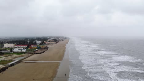 vista aérea de la playa de mandarmani en un clima nublado durante el ciclón