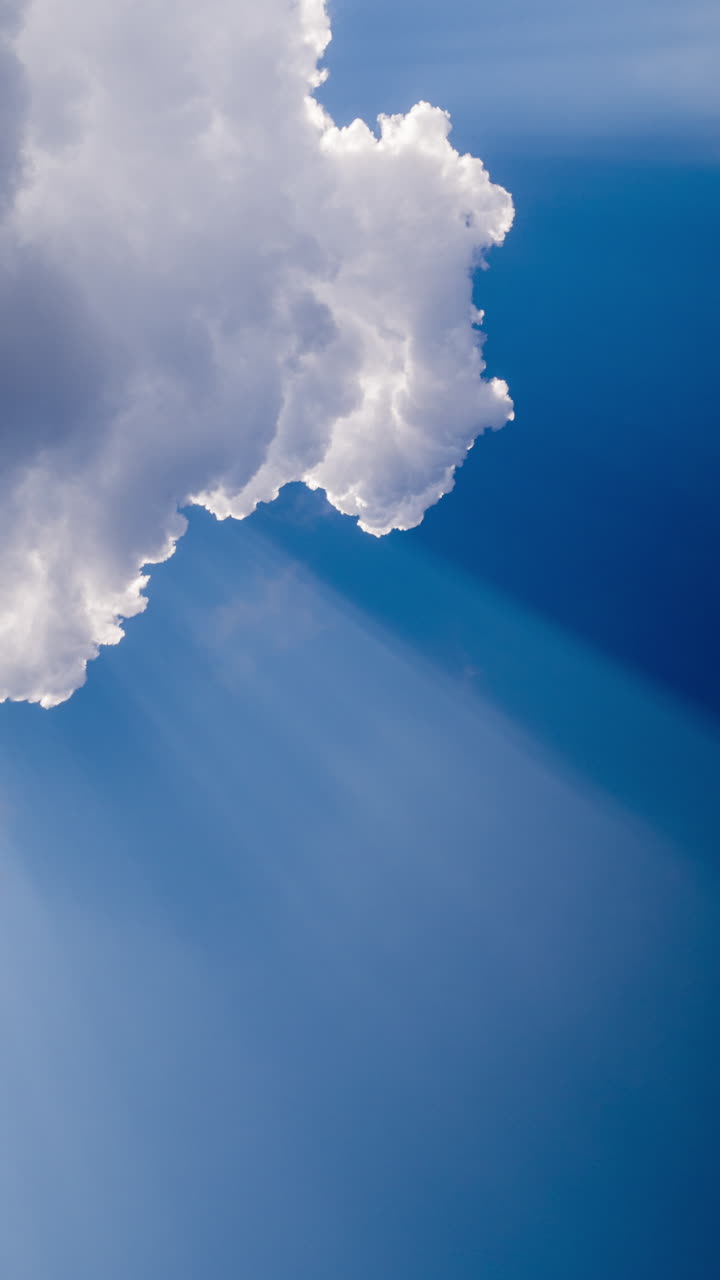 수직으로 하늘에서 흐르는 구름