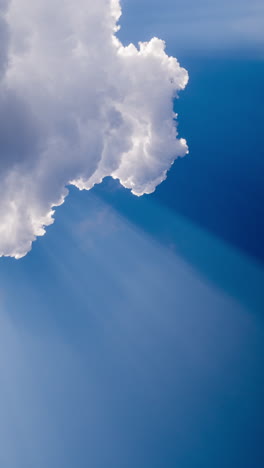 Vorbeiziehende-Wolken-Am-Himmel-In-Vertikaler