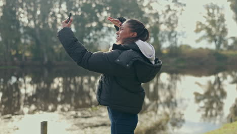 Senderismo,-Teléfono-Y-Una-Mujer-Perdida-En-El-Bosque.