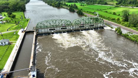 rotación que muestra uno de los puentes del lago