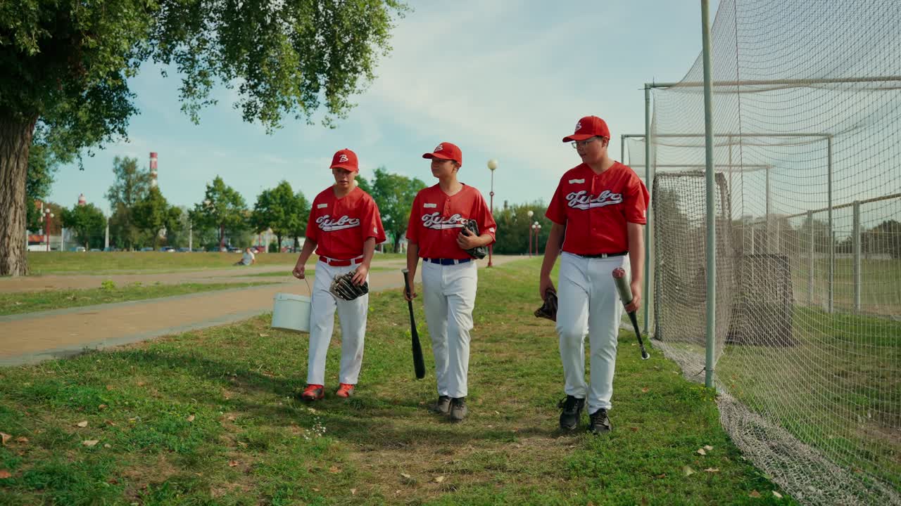 Squadra di baseball che cammina sul campo