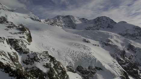 Panorama-Drohnenaufnahme-Mit-Den-Gletschern-Der-Monte-Rosa-Gruppe,-Wobei-Der-Felik-Gletscher-Und-Der-Lys-Gletscher-Hervorgehoben-Werden