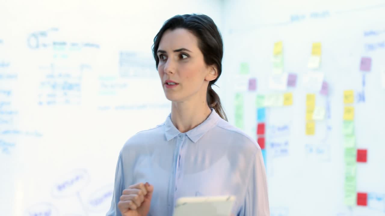 mujer ejecutiva que usa tableta digital 4k