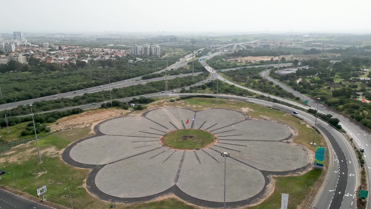 vista de video de drones aéreos de alta resolución de 4k del intercambio de la autopista de flores con banderas israelíes- rishon lezion- israel