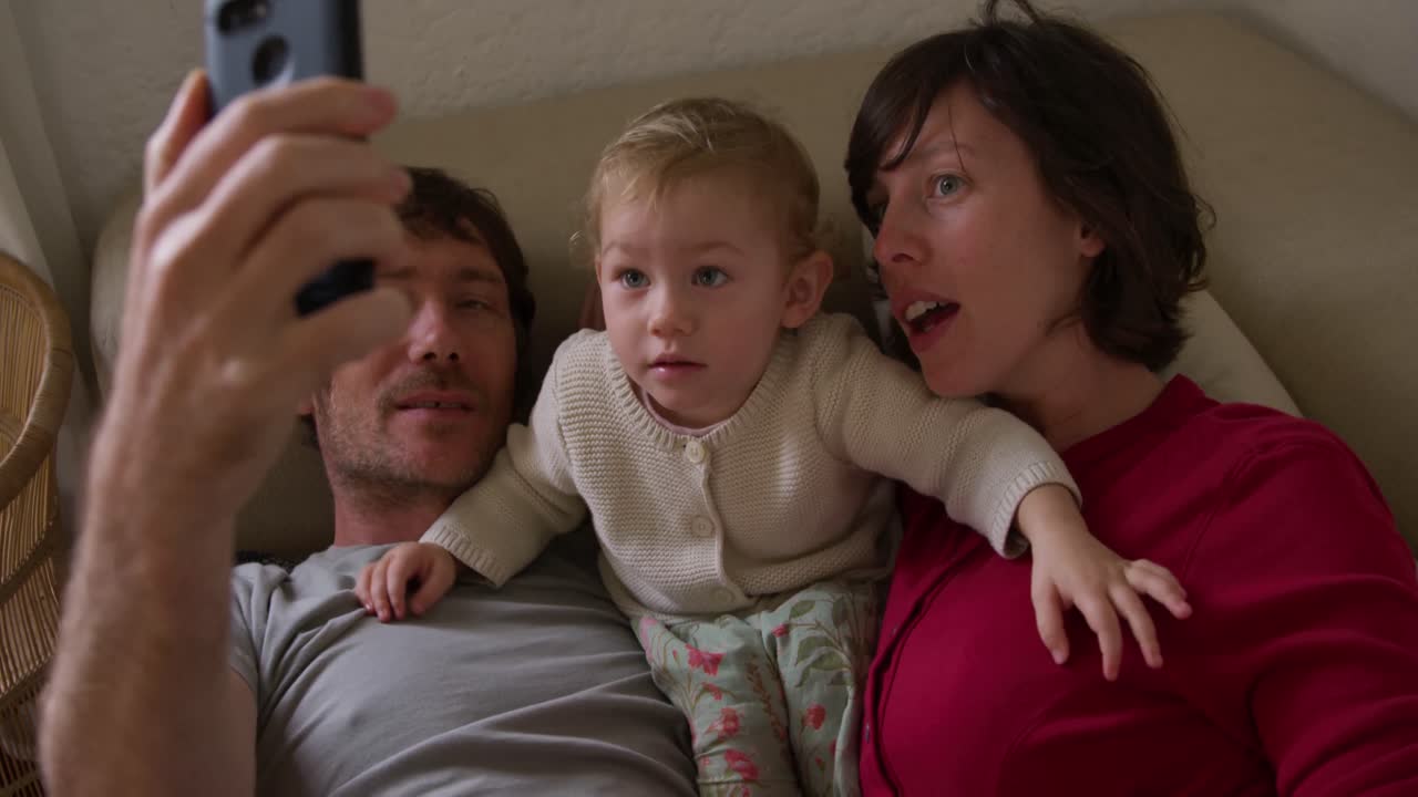 집 의 거실 에서 가족 과 함께 사진 을 찍는 것