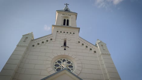 une petite église en hongrie